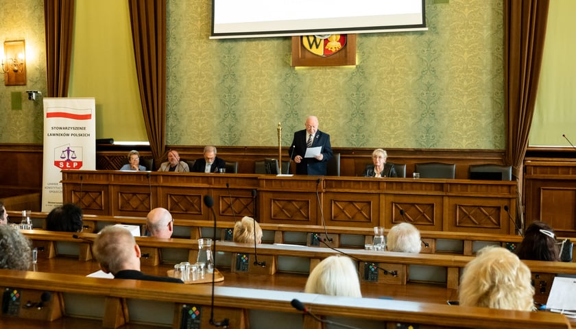 Obchody Regionalne Dnia Ławnika we Wrocławiu. Na zdjęciu spotkanie w sal sesyjnej w Ratuszu we Wrocławiu