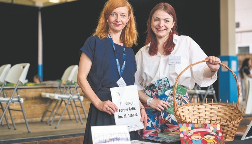 Alina Drozd-Tereszkiewicz i Magdalena Zdrodowska z Fundacji Forum Artis im. M. Tracza na kongresie