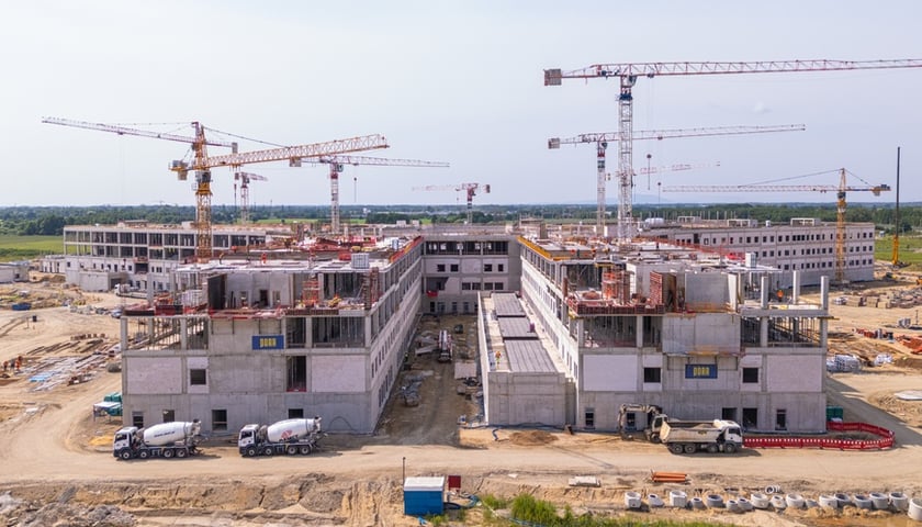 Szpital onkologiczny (DCOPiH) przy Kosmonautów w budowie w czerwcu 2025