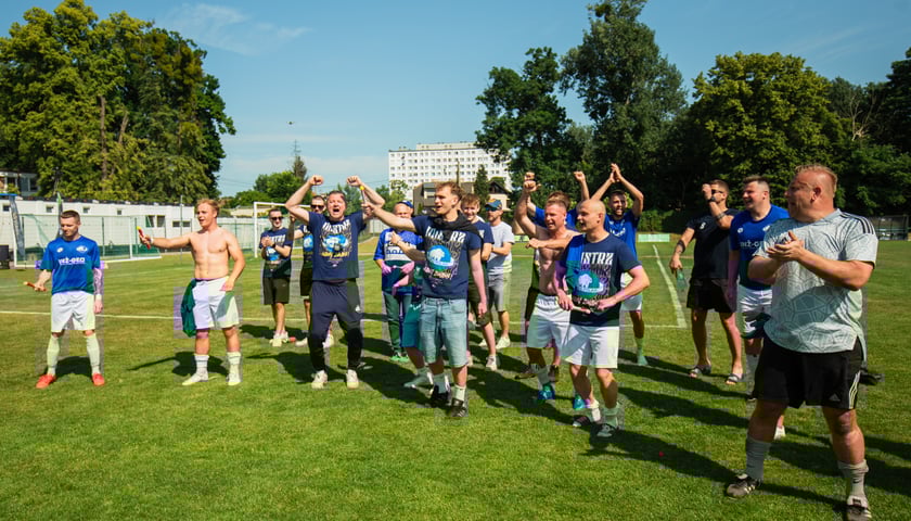 Radość piłkarzy, trenera i kibiców na stadionie Polaru Wrocław po awansie do A-klasy