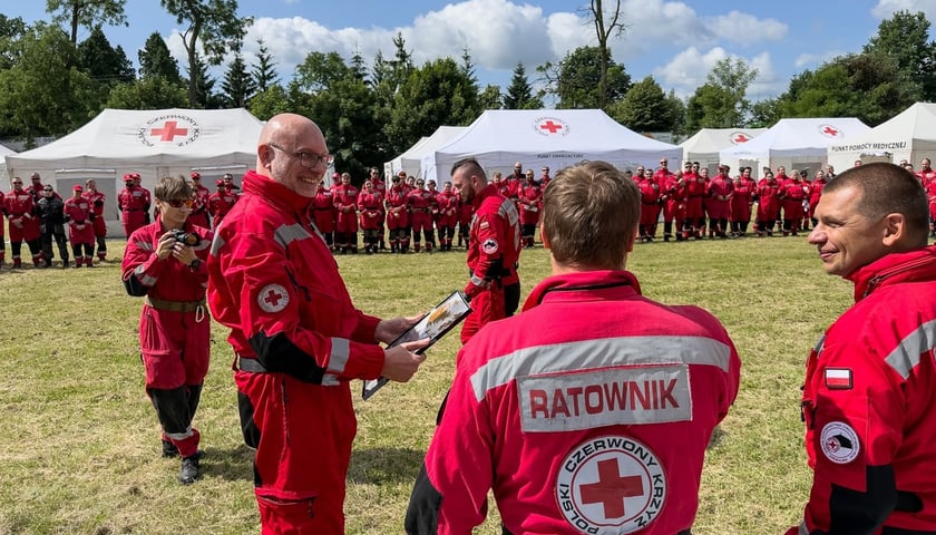 Ratownicy z grup PCK zgromadzeni na boisku w Malczycach