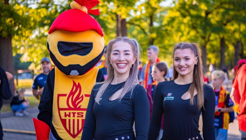 Dwie fanki Sparty Wrocław, a za nimi maskotka klubu, przed meczem Sparty z ROW-em Rybnik na Stadionie Olimpisjkim