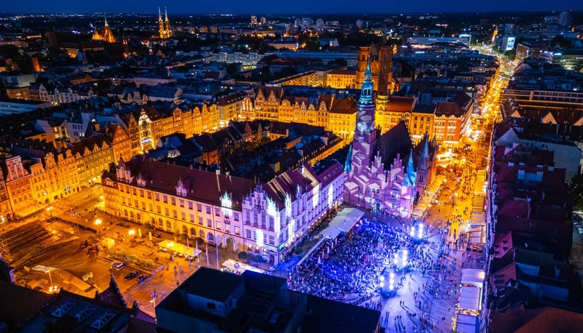 <p>Viedeo mapping i iluminacje na Ratuszu. Były wrocławskie krasnale. Zdjęcie z drona</p>