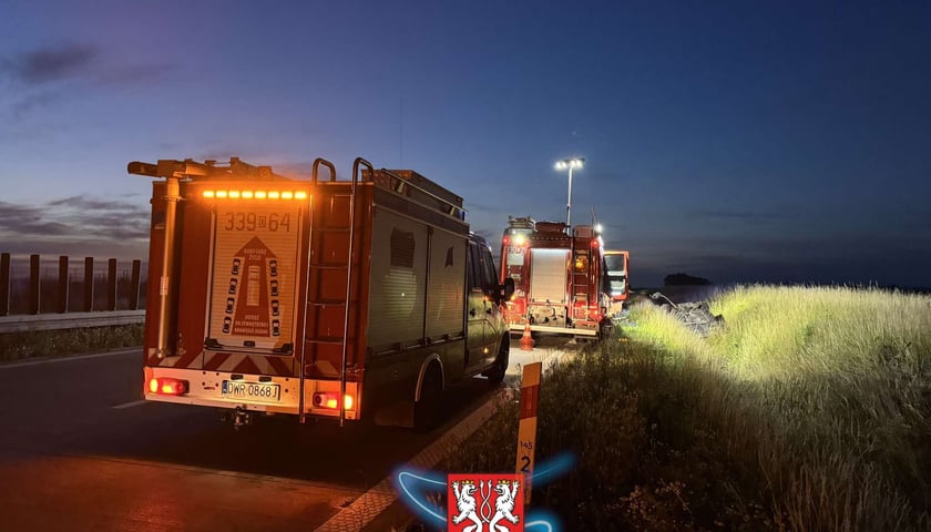 Miejsce wypadku. Wozy straży pożarnej na A4, w rowie samochód, który brał udział w wypadku