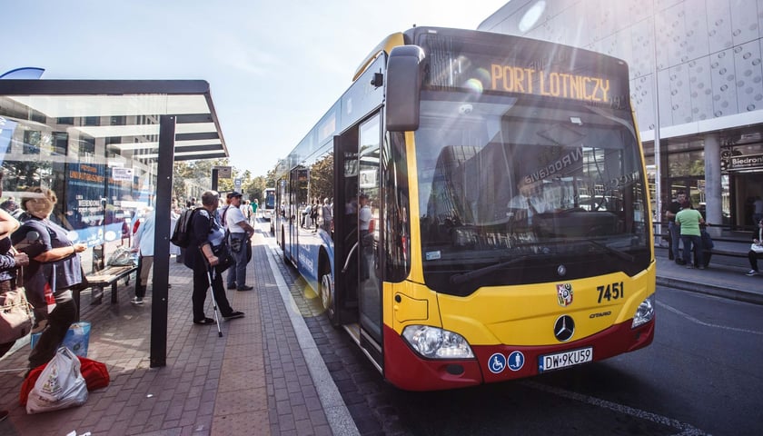Zdjęcie ilustracyjne: autobus MPK na przystanku 