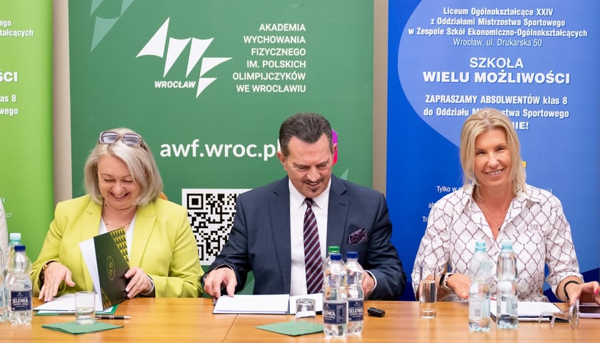 AWF obejmie patronatem Zespół Szkół Ekonomiczno-Ogólnokształcących - podpisanie porozumienia/ Od lewej: Iwona Słodyńska - dyrektor Zespołu Szkół Ekonomiczno-Ogólnokształcących we Wrocławiu, dr hab. Tadeusz Stefaniak - rektor AWF we Wrocławiu,  Renata Granowska, wiceprezydent Wrocławia