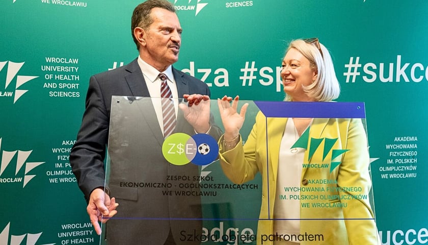 dr hab. Tadeusz Stefaniak - rektor AWF we Wrocławiu, Iwona Słodyńska - dyrektor Zespołu Szkół Ekonomiczno-Ogólnokształcących we Wrocławiu