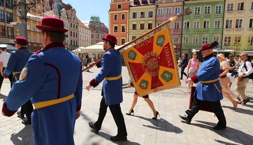 Przemarsz Bractwa Kurkowego podczas uroczystości Święta Wrocławia w poprzednich latach 