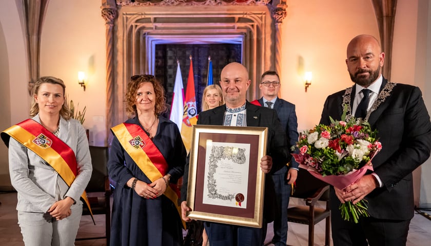 <p>Święto Wrocławia, oficjalne uroczystości. 24.06.2025. Na zdjęciu Piotr Kaszuwara z Nagrodą Wrocławia</p>