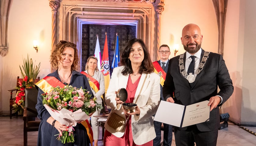 <p>Święto Wrocławia, oficjalne uroczystości. 24.06.2025. Na zdjęciu Joanna Kuciel-Frydryszak z Nagrodą Prezydenta Wrocławia&nbsp;</p>