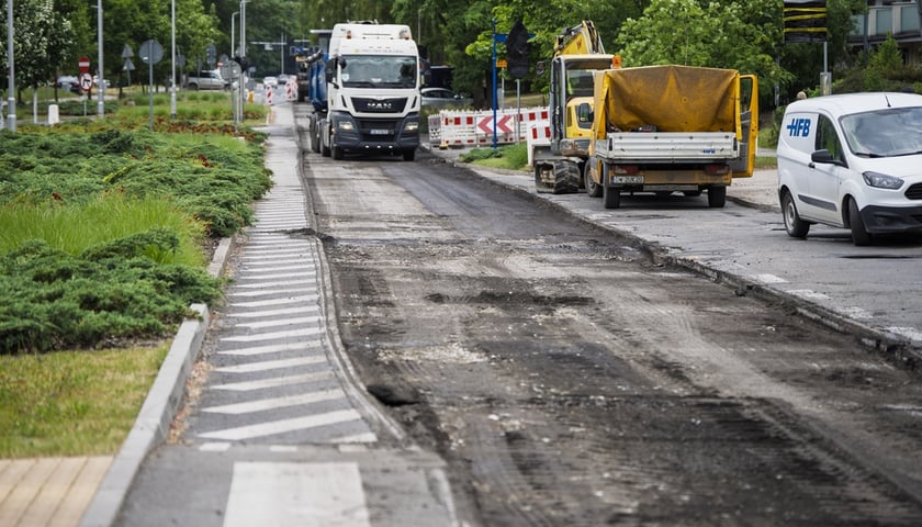 Na ulicy Bajana rozpoczął się remont i jedna część jezdni już jest sfrezowana