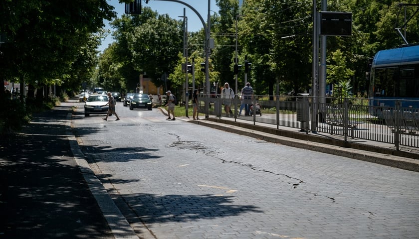Nawierzchnia z kostki granitowej na Powstańców Śląskich, 1 lipca 2025