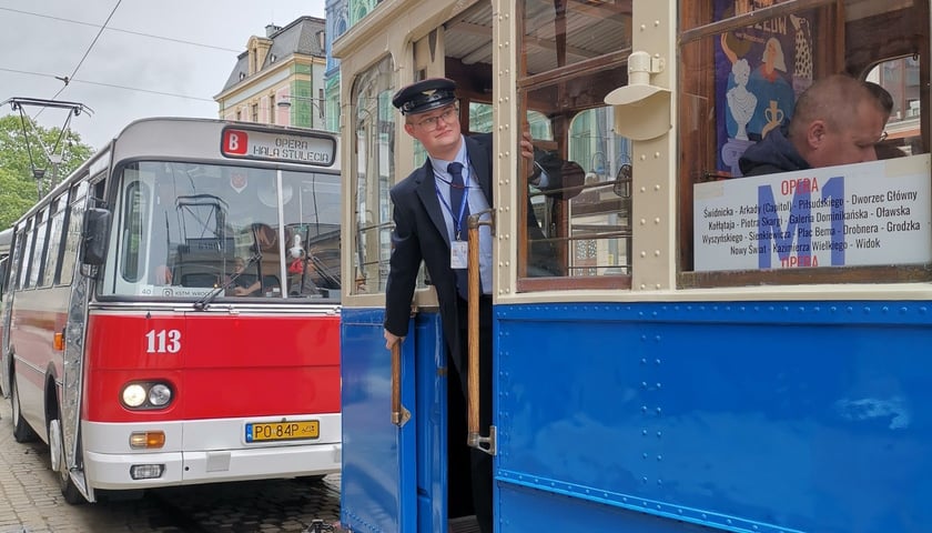 Na zdjęciu tramwaj Linke-Hoffmann standard z konduktorem i zabytkowy autobus 