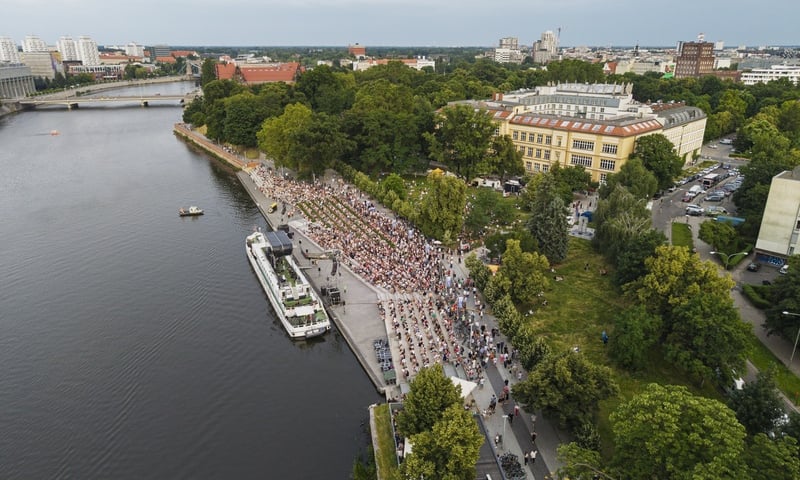 Widok z góry na Odrę, statek, bulwar z publicznością, 26 czerwca 2025