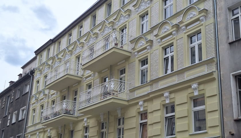 <p>Oliwkowy odcień elewacji został ustalony choćby na podstawie dawnych fotografii</p>
