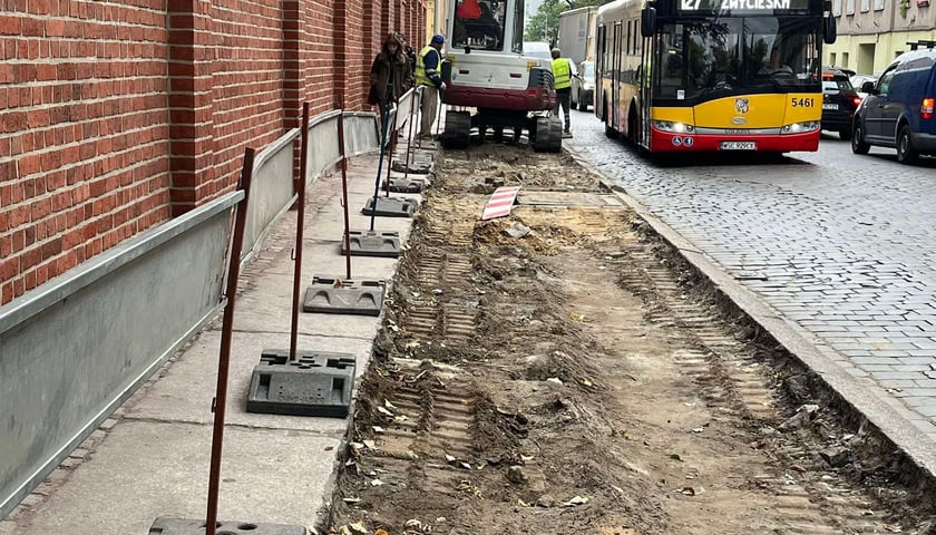 Fragment chodnika przy Tęczowej bez nawierzchni, w remoncie pod koniec września 2025