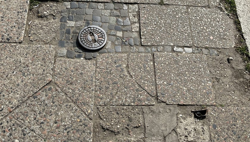 Fragment chodnika przy Tęczowej do remontu