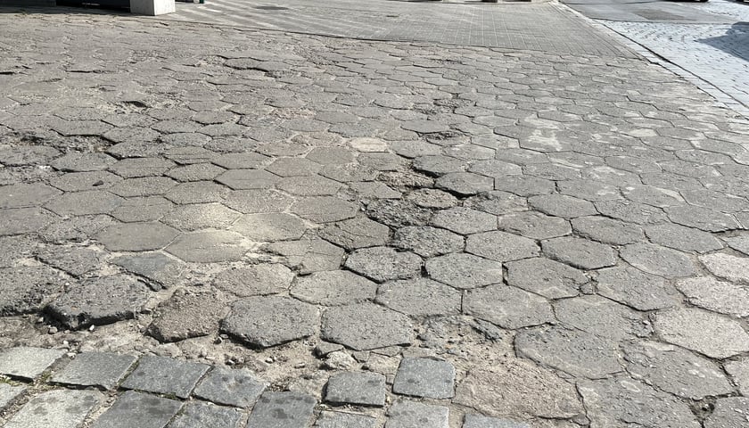Fragment chodnika przy Tęczowej do remontu