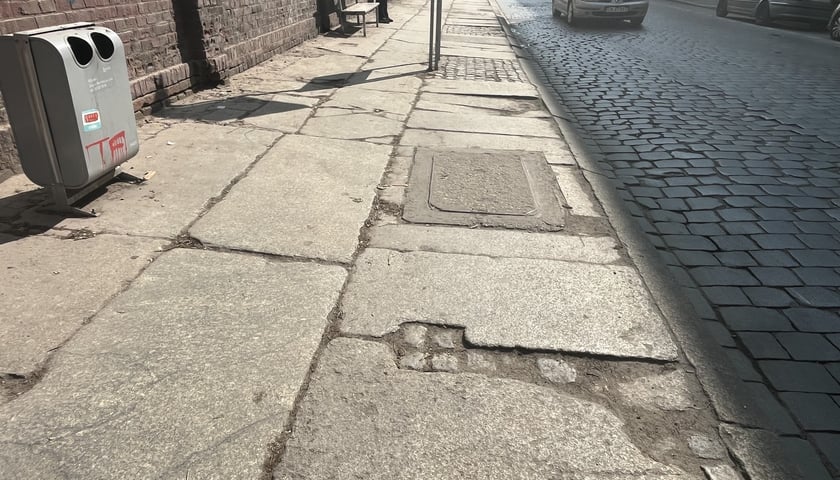Fragment chodnika przy Tęczowej do remontu