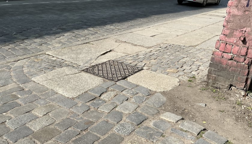Fragment chodnika przy Tęczowej do remontu