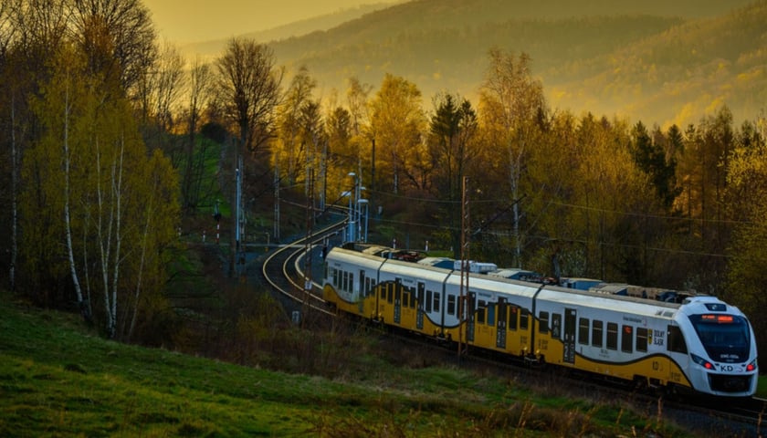 Pociąg Kolei Dolnośląskich na górskiej trasie