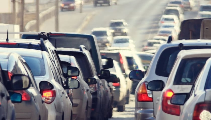Samochody stoją w korku na autostradzie, zdjęcie ilustracyjne 