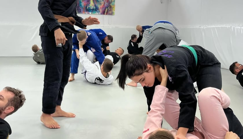 Zawodnicy Wrox Gym Wrocław podczas treningu ju-jitsu na sali