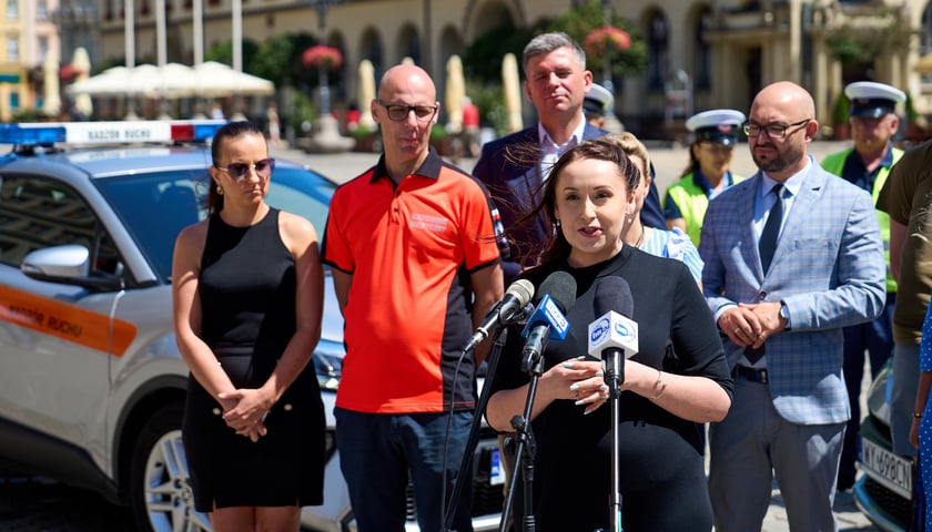 Anna Kołodziej, radna Rady Miejskiej Wrocławia, podczas konferencji prasowej dotyczącej wyposażenia pojazdów MPK Wrocław w defibrylatory AED - 30.06.2025.