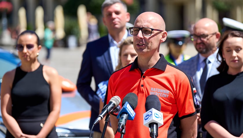 Konferencja prasowa dotycząca wyposażenia pojazdów MPK Wrocław w defibrylatory AED - 30.06.2025