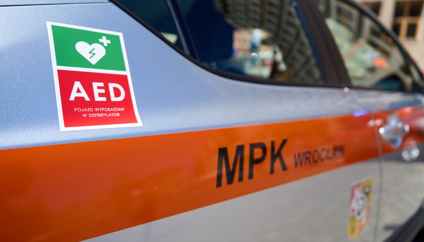 Konferencja prasowa dotycząca wyposażenia pojazdów MPK Wrocław w defibrylatory AED - 30.06.2025