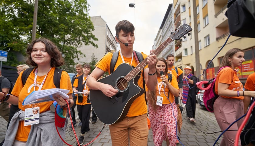 Piesza Pielgrzymka Wrocławska. Na zdjęciu śpiewający pielgrzymi