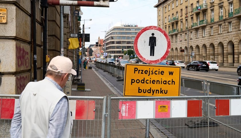 Oznakowanie przy skrzyżowaniu Świdnickiej z Piłsudskiego - czerwiec 2025