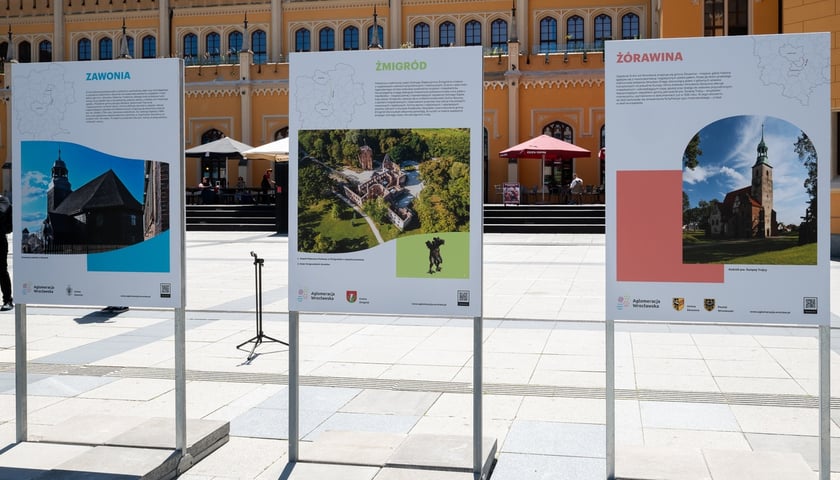 Wystawa „Perły Aglomeracji Wrocławskiej” przed Dworcem Głównym PKP we Wrocławiu