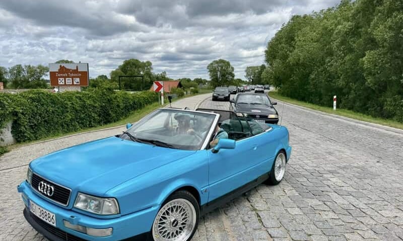 Audi cabrio w stylu retro na Ogólnopolskim Charytatywnym Rajdzie Cabrio w Tykocinie