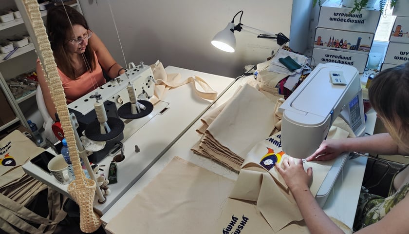 <p>Krawcowe w pracowni Fundacji PRESTO na Przedmieściu Oławskim</p>