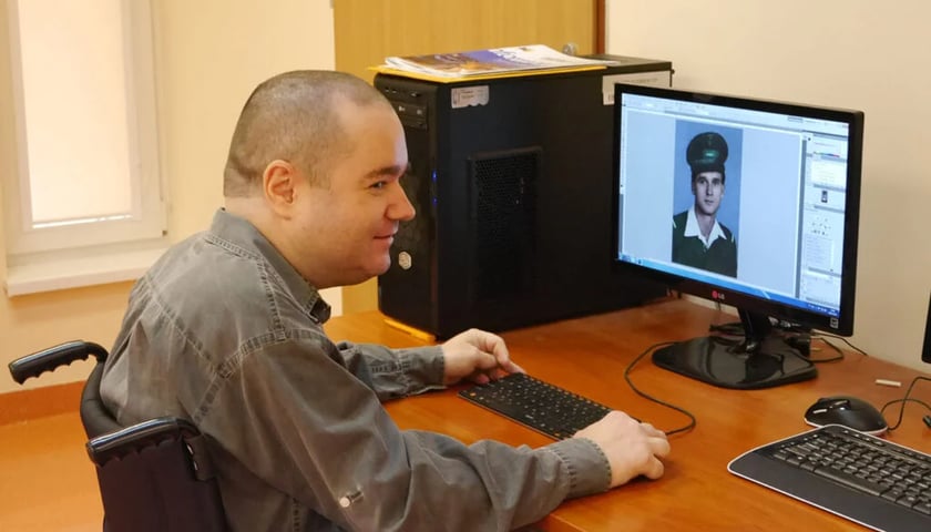 <p>Pracownia poligraficzna WZAZ, mężczyzna przy komputerze</p>