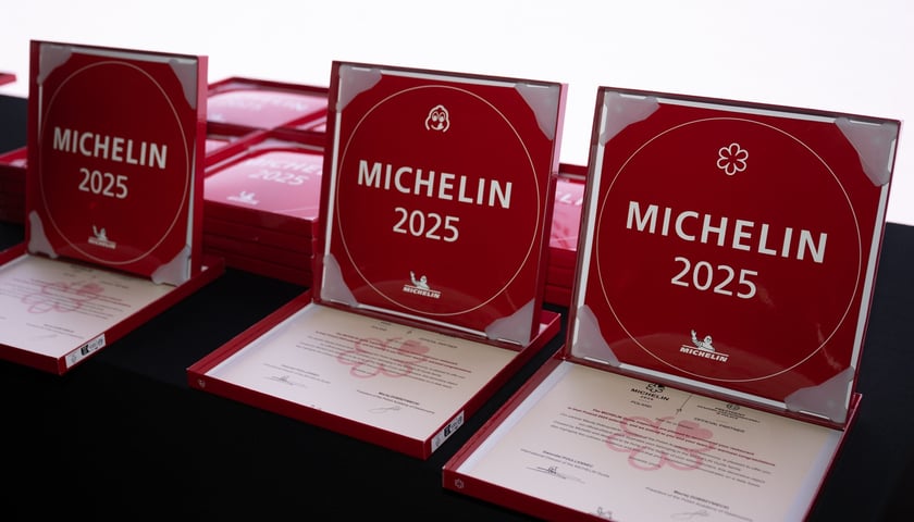<p>Czerwona plakieta Michelin dla restauracji i punkt&oacute;w gastronomicznych, kt&oacute;ra była wręczana w 2025 roku we Wrocławiu&nbsp;</p>