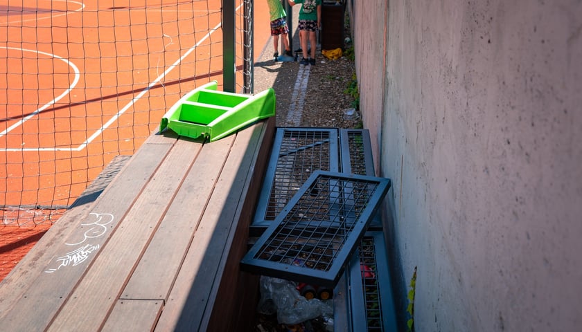 <p>Podw&oacute;rko Wszystkich Mieszkańc&oacute;w - z krat zabezpieczających wykręcono wszystkie śruby, a w przestrzenie pod nimi nawrzucano śmieci</p>