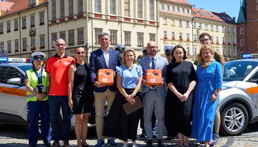 Uczestnicy konferencji, podczas której poinformowano o instalacji defibrylatorów AED w pojazdach MPK