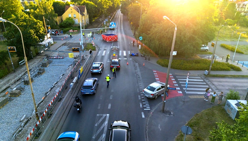 Miejsce wypadku na Kosmonautów i Złotnickiej - pojazdy, policja, namiot straży pożarnej