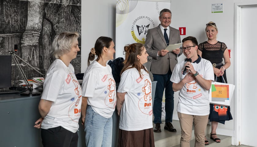 <p>Zesp&oacute;ł Fundacji Dom Dbamy o Młodych podczas finału Akademii BIZnES Class w 2025 roku. Więcej zdjęć na FB Akademii.</p>