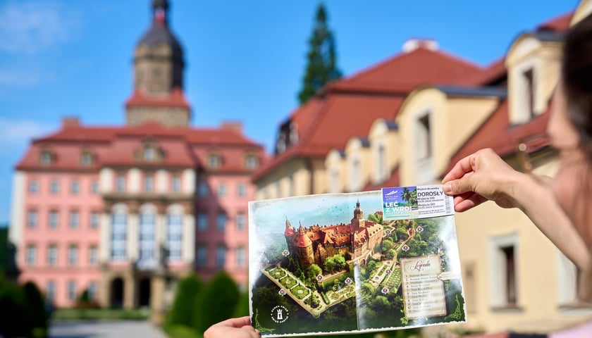 Wrocławianie zwiedzali Zamek Książ z kartą Nasz Wrocław. Wałbrzych, 03.07.2025. Na zdjęciu bilet do zamku Książ, w tle zamek.