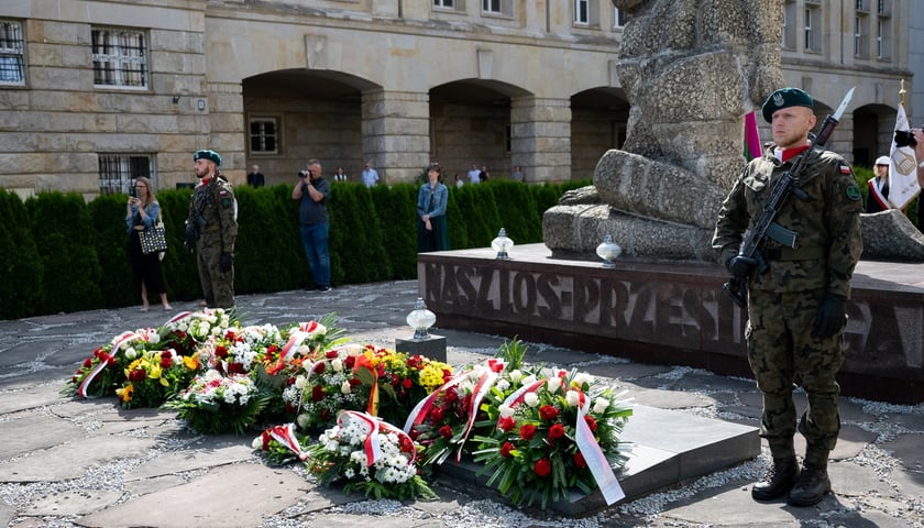 Uroczystość w rocznicę pomordowania profesorów lwowskich. Na zdjęciu pomnik, warta wojskowa oraz wieńce pod pomnikiem