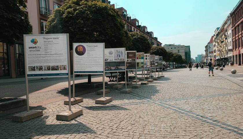 Wystawa „Przyjazny Wrocław” przy ul. Świdnickiej – plansze stoją od rynku do ul. Kazimierza Wielkiego (teren przy Poczcie Głównej)