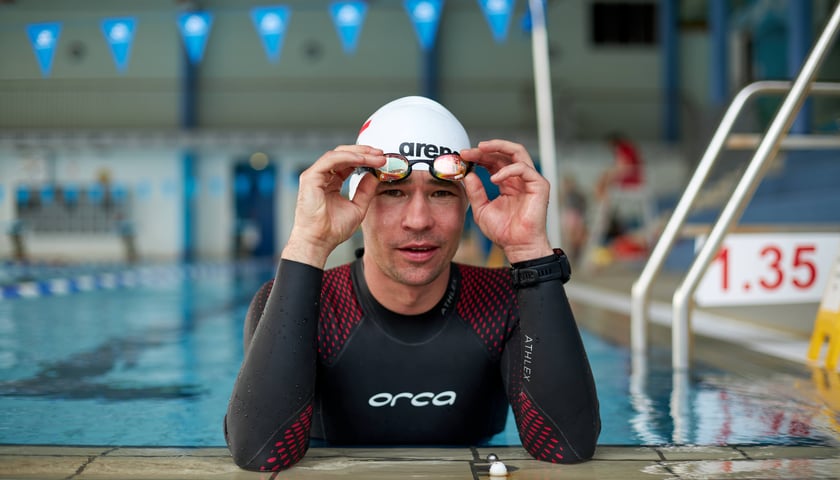 Na zdjęciu Adrian Kostera podczas treningu we wrocławskim Aquaparku. Sprawdź treningi z aquaparkiem!