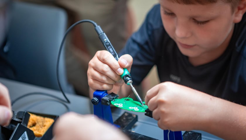 Zabawa i... nauka lutowania. Dzień Innowacji 2025 w Dolnośląskim Centrum Druku 3D