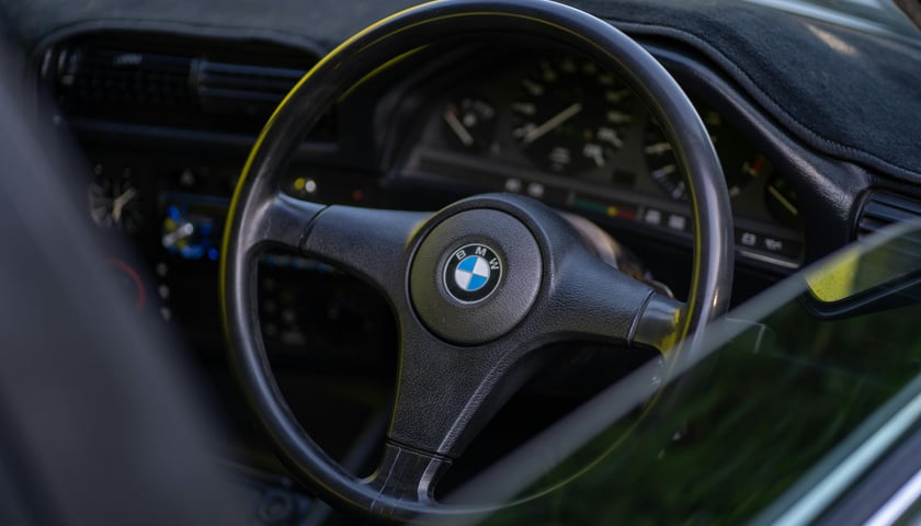Kierownica samochodu z emblematem marki BMW