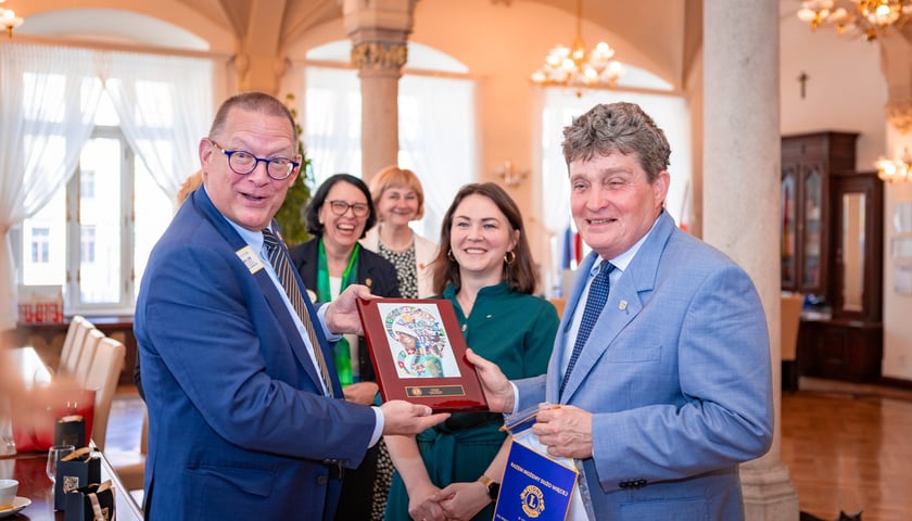 <p>Mark S. Lyon i Ryszard Kessler, delegacja Lions w ratuszu&nbsp;</p>