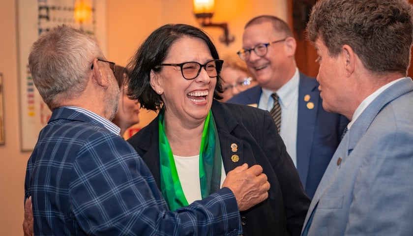 Śmiejąca się gubernator Małgorzata Murawa-Świątkiewicz podczas wizyty w ratuszu