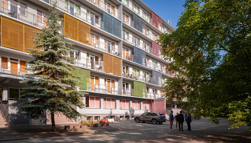 Modernizacja domu studenckiego Bliźniak. Na zdjęciu sześciopiętrowy budynek